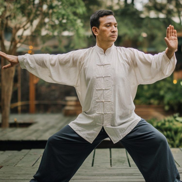 Mann praktiziert Yang Sheng zur Förderung von Gesundheit und Wohlbefinden