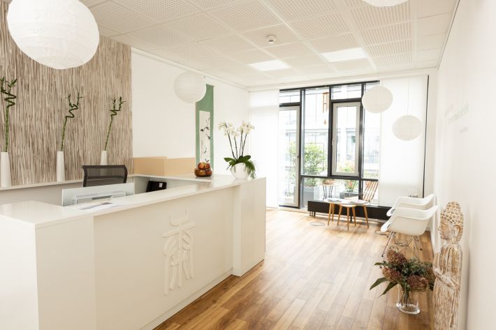 Empfangsbereich der Praxis Nice in and out in Köln – spezialisiert auf kosmetische Akupunktur und Yang Sheng Coaching