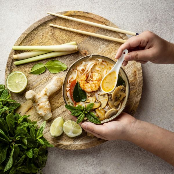 Traditionelle Yang Sheng Ernährung mit frischen Zutaten und asiatischer Suppe