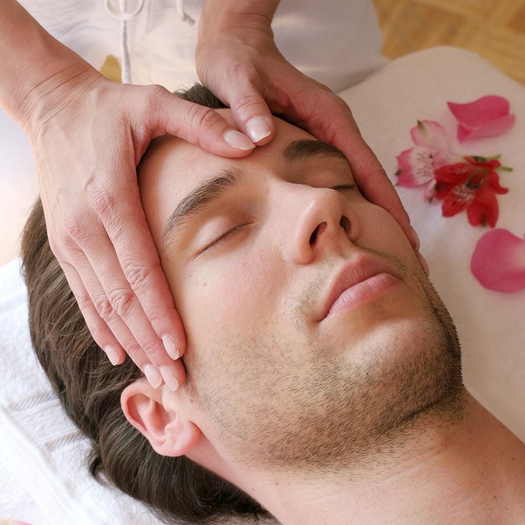 Reife Frau bei Anti-Aging-Akupunktur im Gesicht – ganzheitliche Behandlung mit TCM