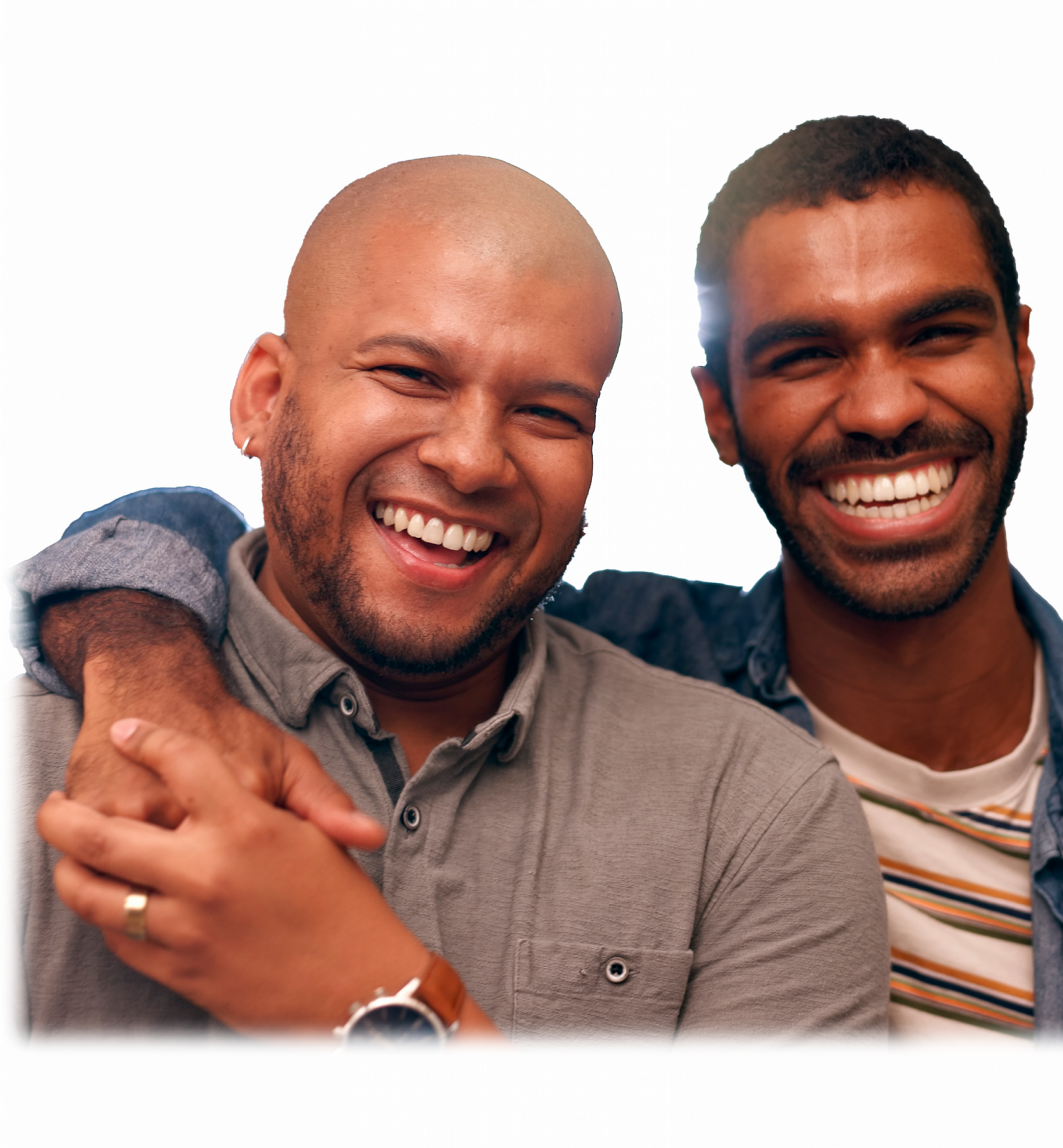 Zwei Männer lachen und umarmen sich – Symbol für innere Stärke, Ausgeglichenheit und Yang Sheng Coaching in Köln