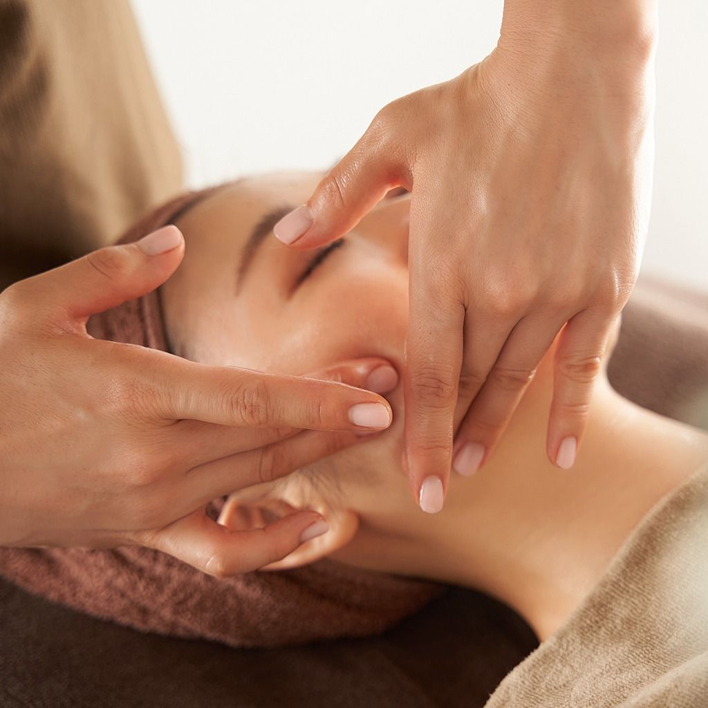 Mann bei kosmetischer Akupunktur im Stirnbereich – TCM für Männer in Köln zur Hautstraffung und Regeneration