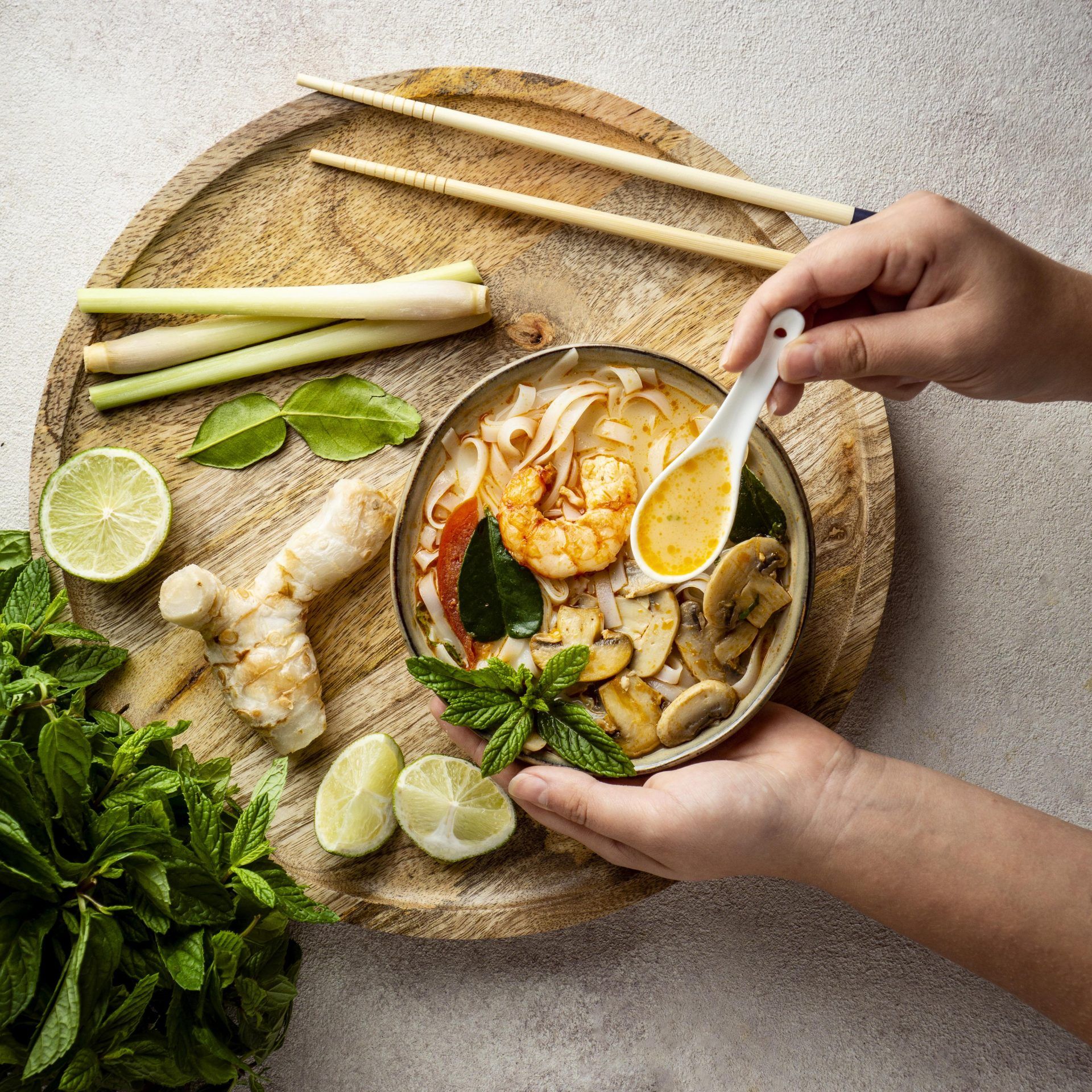 Traditionelle Yang Sheng Ernährung mit frischen Zutaten und asiatischer Suppe