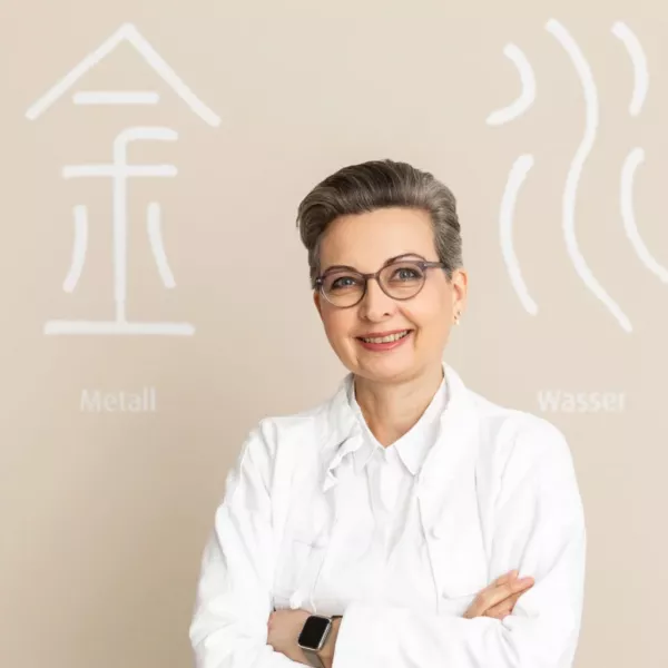 Dr. med. Nicola Winckler-Schumann – Spezialistin für Yang Sheng Coaching und kosmetische Akupunktur in Köln