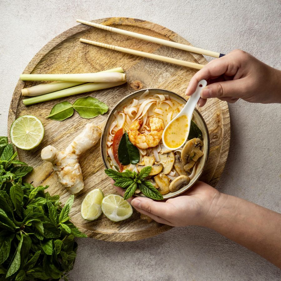 Traditionelle Yang Sheng Ernährung mit frischen Zutaten und asiatischer Suppe