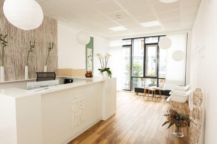 Startseite: Kosmetische Akupunktur in Köln – Natürlich schön von Innen und Aussen Empfangsbereich der Praxis Nice in and out in Köln – spezialisiert auf kosmetische Akupunktur und Yang Sheng Coaching